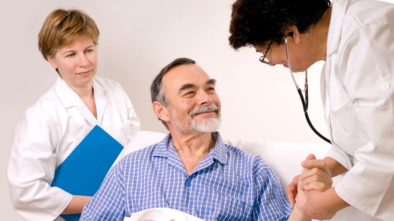 Der Arzt behandelt den Patienten wegen Prostatitis