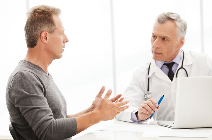 Ein Mann mit chronischer Prostatitis bei einem Arztbesuch